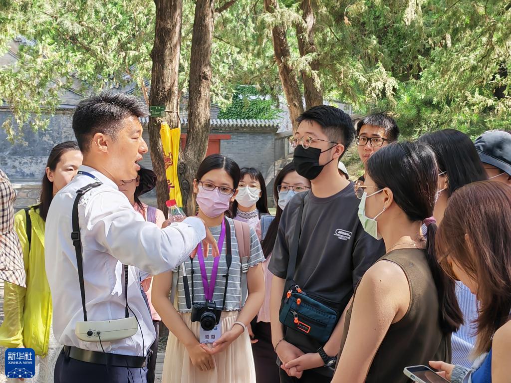 參加臺胞青年夏令營的青年在北京市頤和園內(nèi)聆聽講解員講解（7月7日攝）。 新華社記者 趙歡 攝