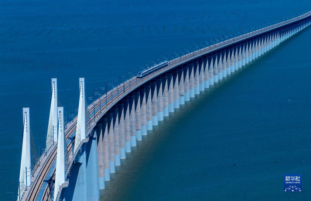 一列運(yùn)行試驗(yàn)車(chē)組駛過(guò)福廈高鐵湄洲灣跨海大橋（9月19日攝，無(wú)人機(jī)照片）。新華社記者 魏培全 攝