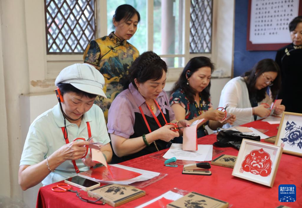 8月21日，來自晉臺兩地的女企業家們體驗非遺剪紙。新華社記者 樊欣陽 攝