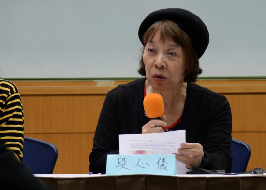 ?2023年12月23日，臺北中山女中退休語文老師段心儀在“歷史教育新三自運動協會”記者會上發言。新華社記者 陳鍵興 攝